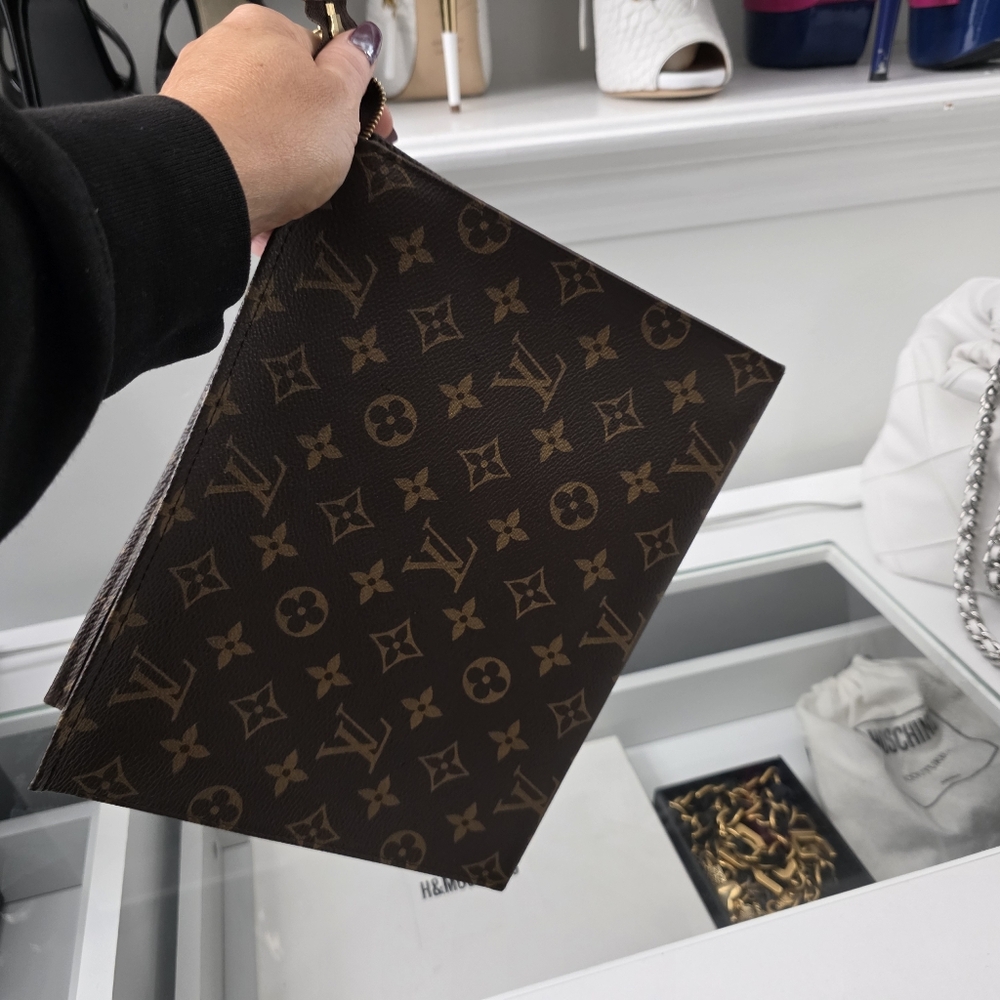 Louis Vuitton Monogram Toiletry 28 - Picture 8 of 10